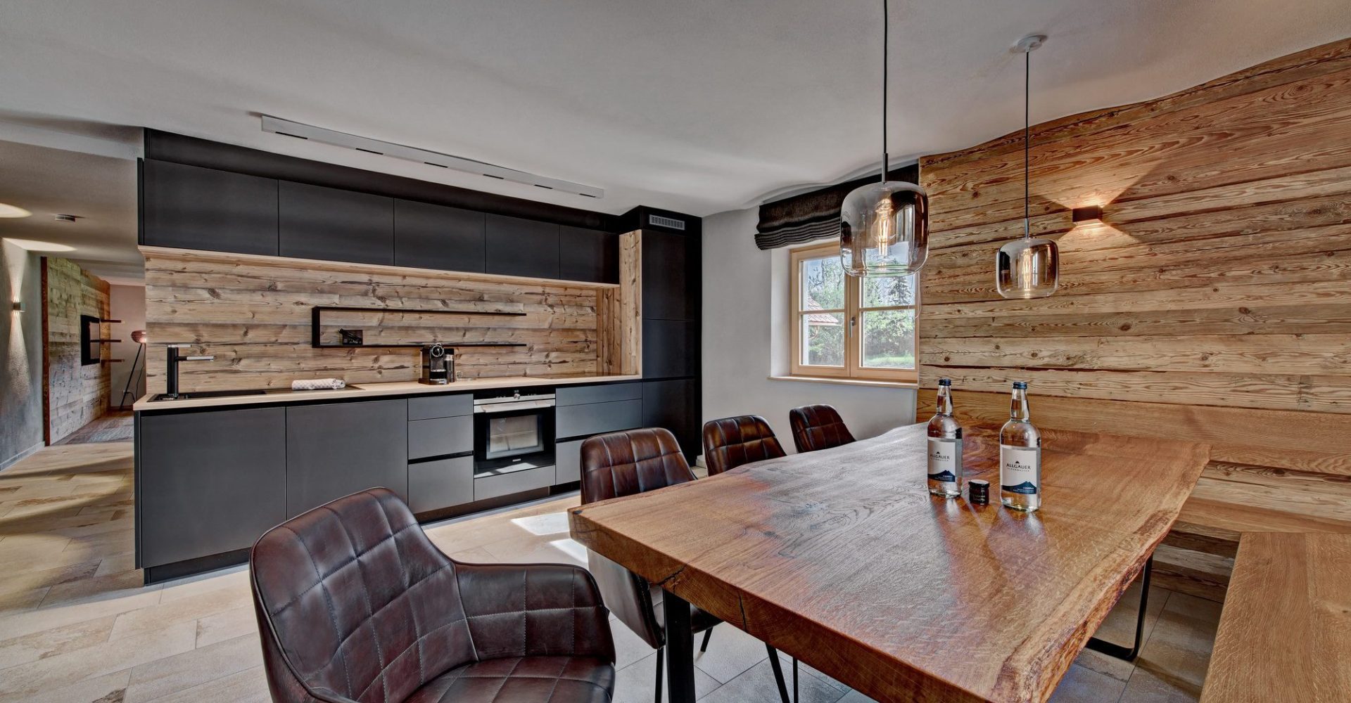 Chalet Seeblick Esstisch